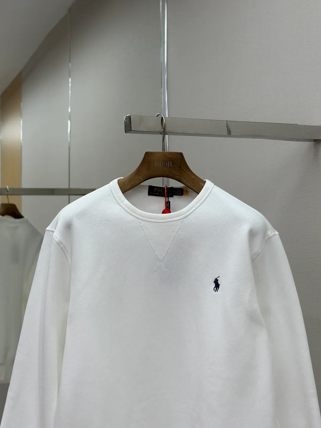 P290 [Same-origin fabric, exclusive new style, first choice for old money] Ralph Laure Ralph Lauren embroidered long-sleeved sweatshirt is made of cotton blended fabric, which is soft and tough to the touch. It has been finely spun and pre-shrunk, making it comfortable to the touch and not easy to deform. You don’t have to worry about shrinkage or pilling for daily wear and washing, and the texture is stable and online! The pony embroidery on the chest, despite the small size, has fine stitches and every stitch is perfectly stitched. The embroidery thread is pure in color and high in fastness. It is simple and high-end, highlighting the brand's iconic exquisite craftsmanship! The neckline is a classic round neck design, with an exquisite small V-shaped splicing design at the bottom. The workmanship is particularly neat, and the stitching in the circle is straight and even, without any distortion. It will not become loose and deformed after being worn for a long time. It fits the neck without being tight, and it is full of comfort! Scan the QR code on the label to enter the official website directly! It’s like adding an “identity pass” to clothes, and the quality is directly visualized ‼ ️ Size: S-XL